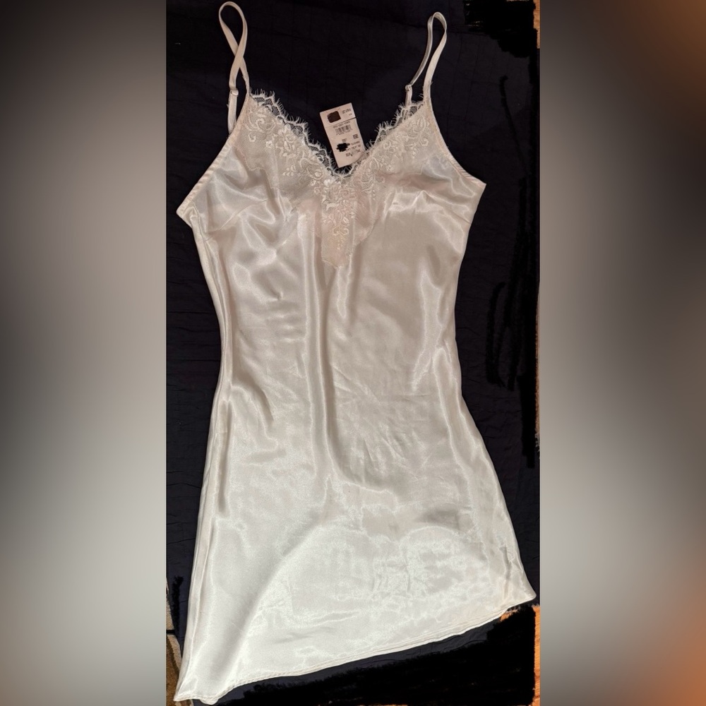 NWT TAYLOR AND HYDE CREAM/OFF WHITE LACY SLIP/DRESS